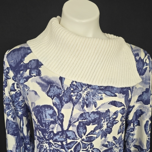 Chico's Indigo and Cream Floral Top - Picture 2 of 9